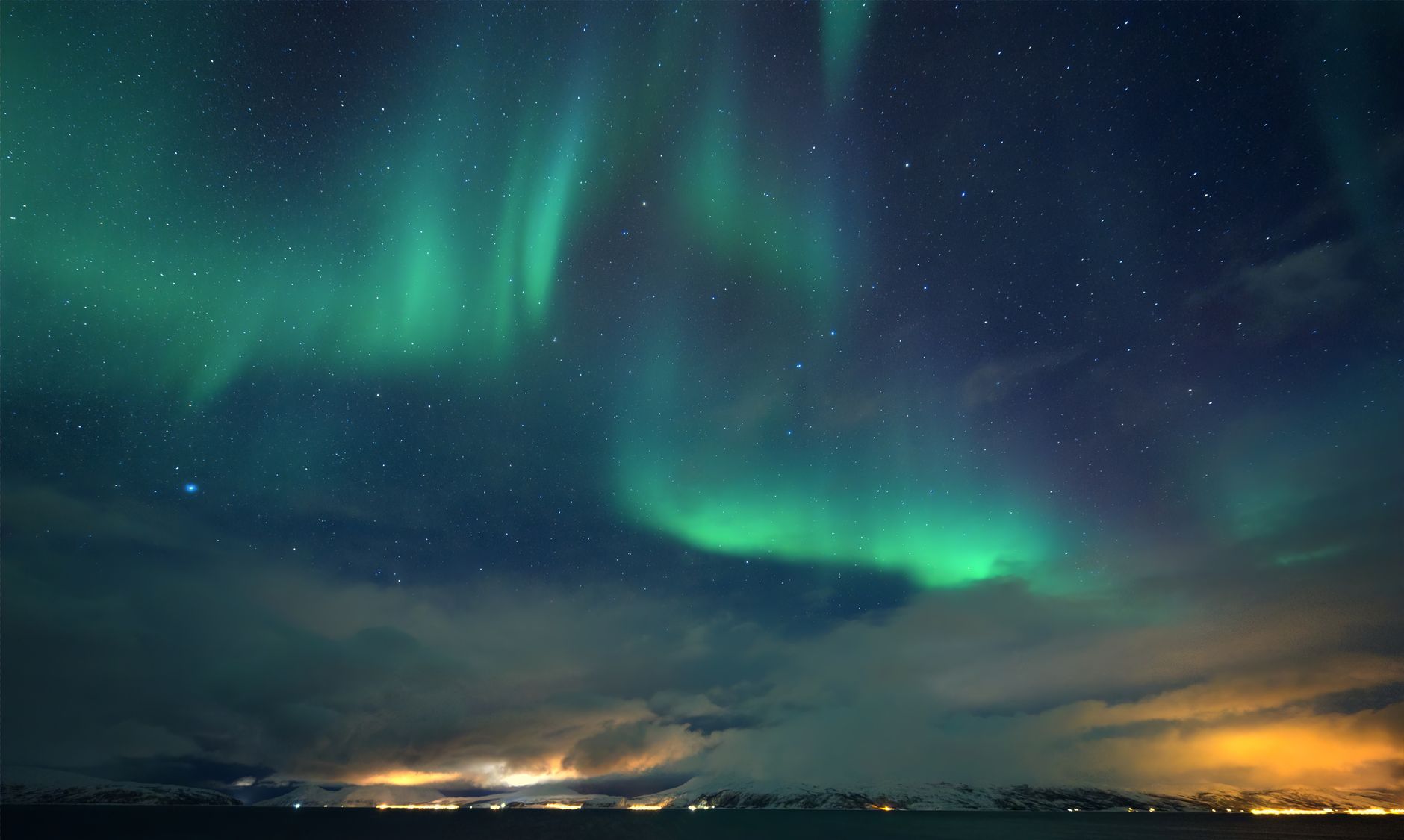 Beeindruckender Blick auf das Nordlicht über Tromsø – nächtliches Naturschauspiel.
