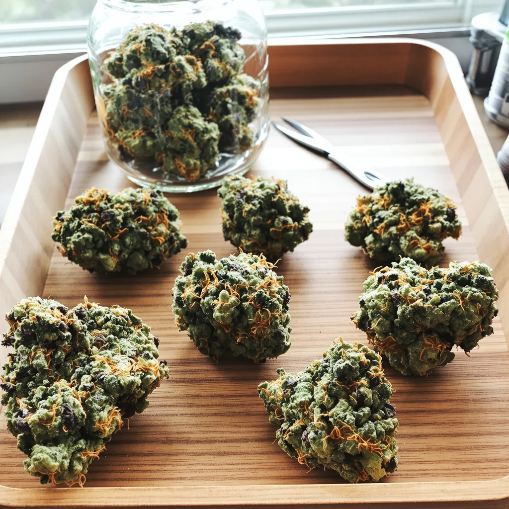 Godzilla 70% Indica / 30% Sativa — Blüte mit sichtbaren Trichomen