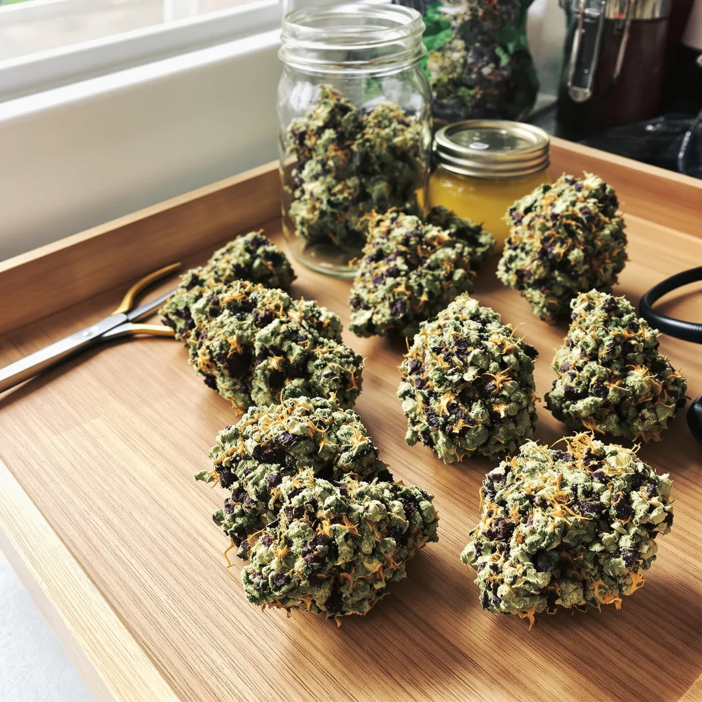 Goo 74% Indica / 26% Sativa — Blüte mit sichtbaren Trichomen