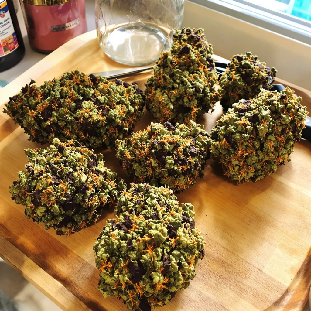 Green Ribbon 78% Indica / 22% Sativa — Blüte mit sichtbaren Trichomen