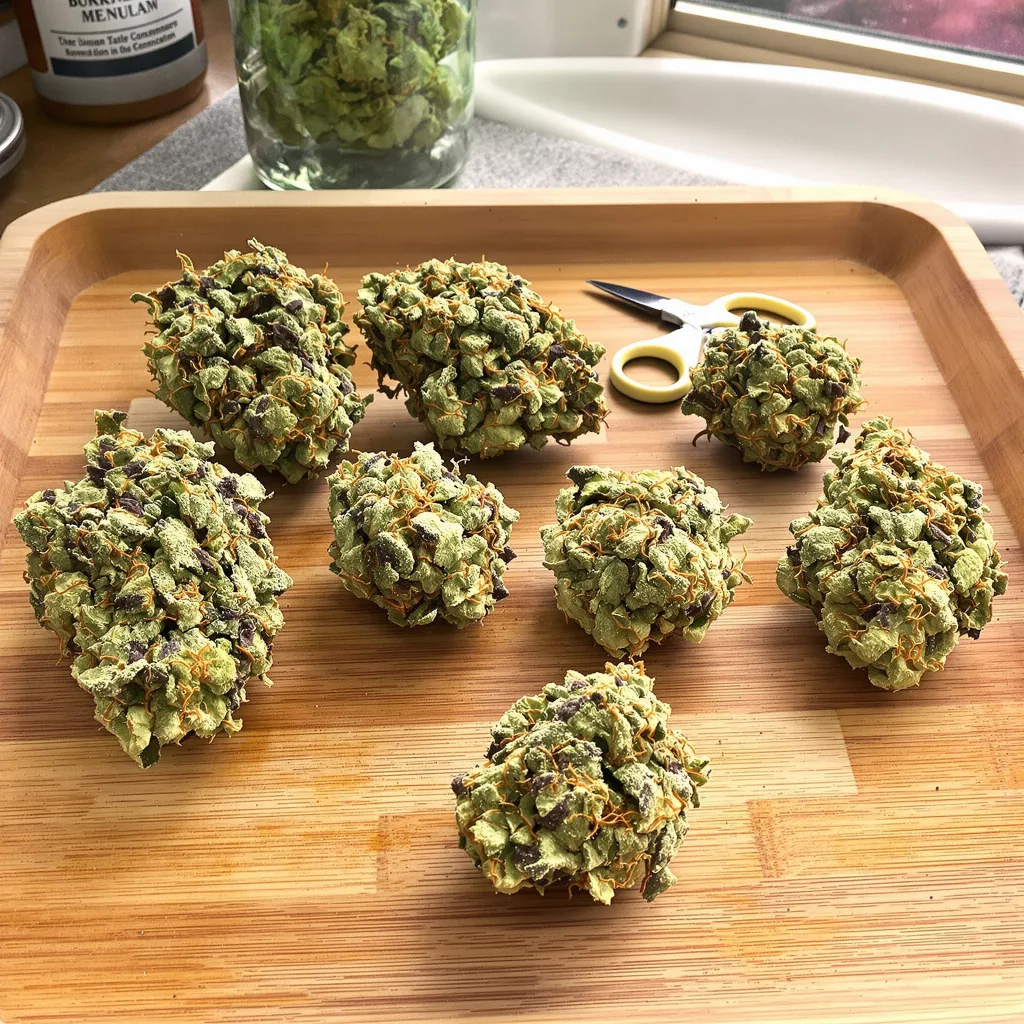 Sour Tsunami 40% Indica / 60% Sativa — Blüte mit sichtbaren Trichomen